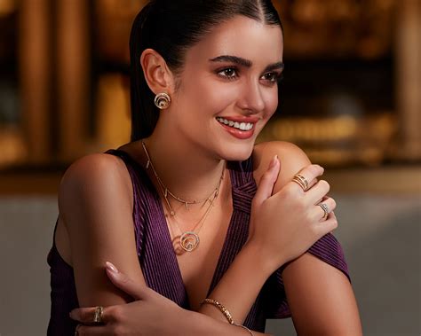 Best Diwali Gift Ideas for Wife – Thoughtful Jewellery | CaratLane