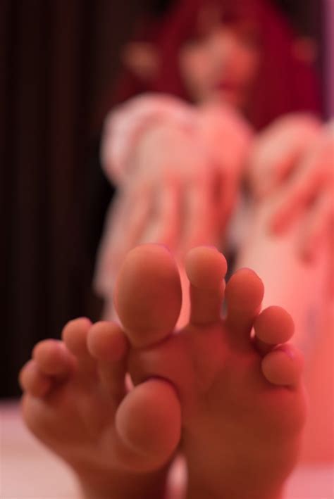 appetizing legs Marin by Karneli_Bandi : r/CosplayFeet
