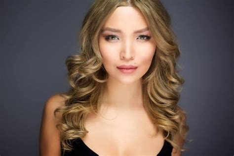 Жена Александра Цекало Дарина Эрвин пришла в кинотеатр с полуобнаженной ...