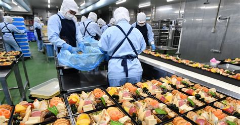 正月は日本でゆっくり 冷凍おせち製造、例年の倍に コロナで海外旅行控え | 毎日新聞
