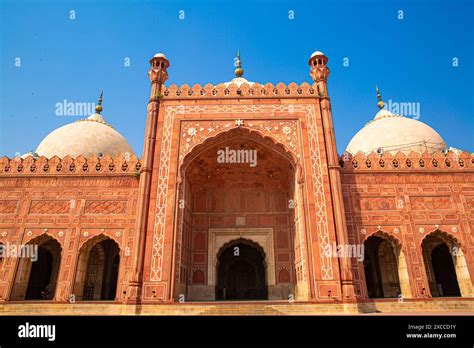 beautiful badshahi mosque  lahore punjab pakistan mughal