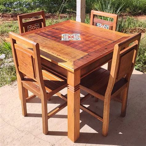 mesa de jantar rustica em madeira macica  quadrada  ladrilho