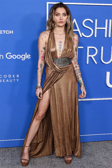 Ces 20 looks illustrent l'évolution mode de Paris Jackson