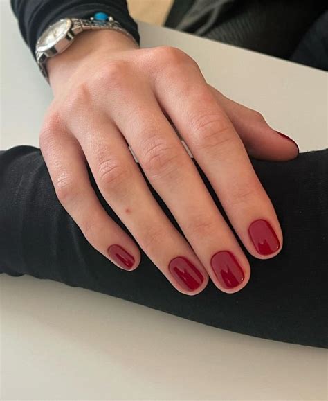 Бордовый маникюр на коротких ногтях | Chic nails, Gel nails, Pretty nails