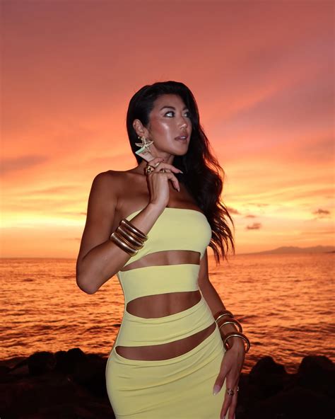 Jenn Lee | Sunset glow with @pixibeauty @modelistemagazine 🌅 #