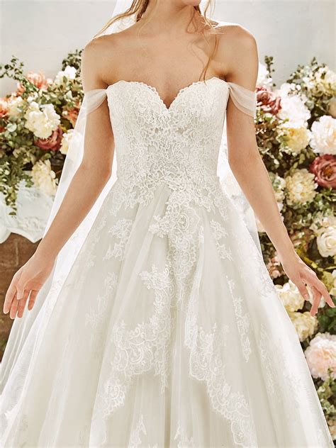 A-line wedding dress, sweetheart neckline and off-the-shoulder sleeves