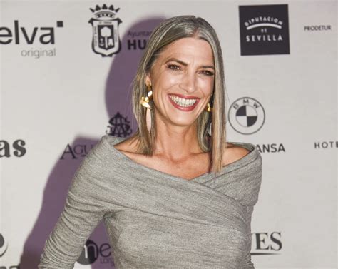 25 famosas con canas que las lucen de forma elegante, natural y con