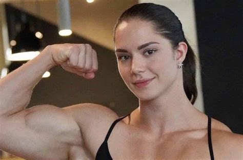 «Мускулистое тело культуриста и милое коктейльное платье»: Женщина ...