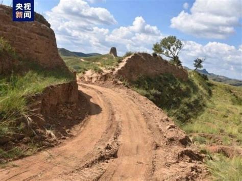 ФОТО: Хятадын цагаан хэрмийн хэсгийг БНХАУ-ын хоёр иргэн экскаватор ...