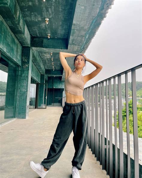 MAMAMOO's Solar Wows Fans With Her Toned Abs In Recent Instagram Photos ...