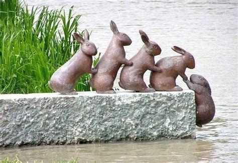 Памятник зайцам в Швеции, на берегу Йота-канала | Garden statues ...
