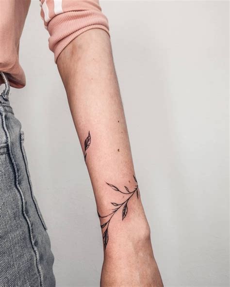 Тату браслет ветвь | Hand tattoos, Wrist tattoos, Tattoos
