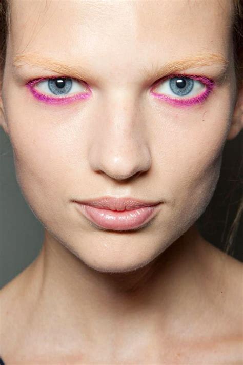 Hot pink eyeliner at lower lashes - It's all about the waterline ...