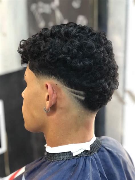 Low Fade Com Freestyle Cabelo Cacheado - Low fade cacheado | Penteados undercut, Cabelo masculino enrolado ...