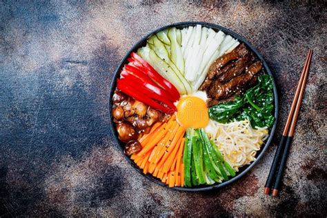 Bibimbap, традиционное корейское блюдо, рис с овощами и говядина ...