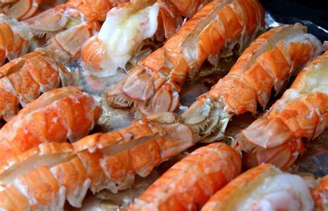 how long to boil 4 oz lobster tails