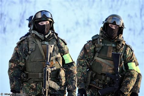 A Russian soldier sighting in the new AK-12 assault rifle. [1024X577 ...