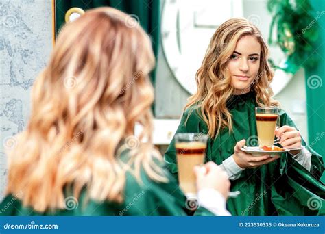 женщина пьет кофе. стоковое изображение. изображение насчитывающей ...