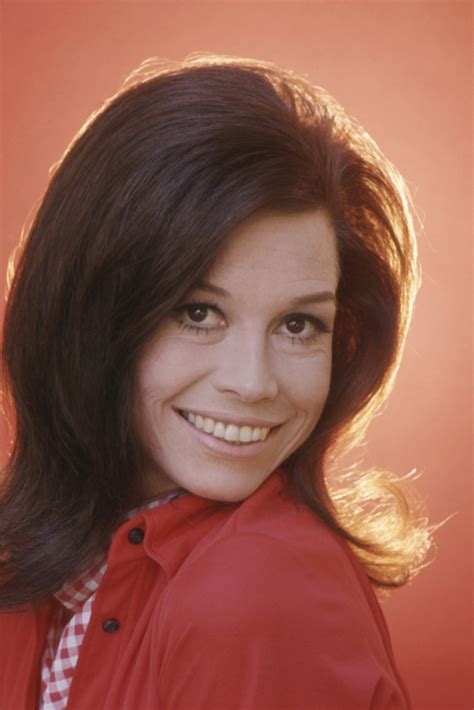 Mary Tyler Moore Was ‘Nearly Blinded’ & ‘Unable to Walk’: Her Husband