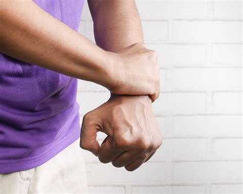 foersta hjaelpen vid stukning av handled  safety