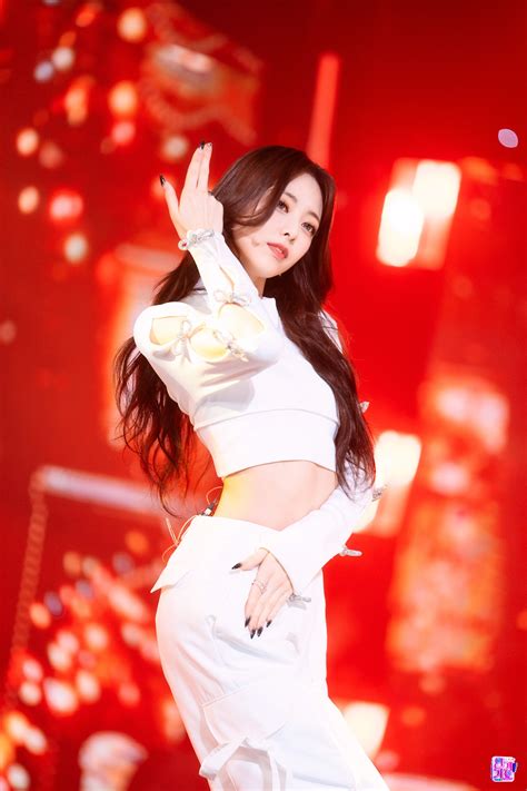 221211 ITZY Yuna - 'Cheshire' at Inkigayo | kpopping