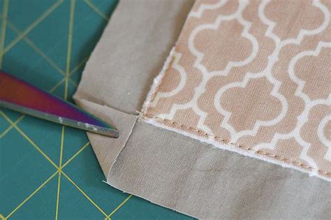 Self binding mitered corners | Quilt binding, Quilt binding tutorial ...