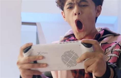 Advan X-Play, Revolusi Gaming dengan PC Handheld Lokal Pertama di Indonesia