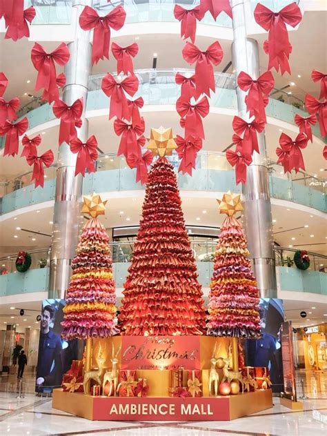 christmas decoration    baubles   tree shows