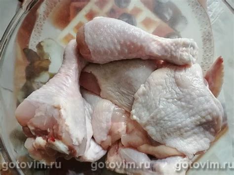 Куриные бедра, жаренные на сковороде в соусе из кетчупа, майонеза и ...