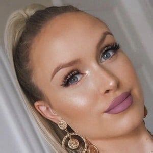 Laura Leth (YouTube Star) - Age, Birthday, Bio, Facts, Family, Net ...