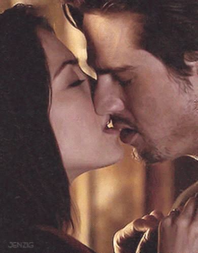 kissing couple gif kissing couple discover share gifs kiss