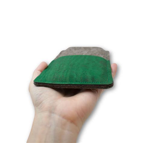 Nachhaltige Handytasche aus Filz und Kork - grün - für iPhone 15 und
