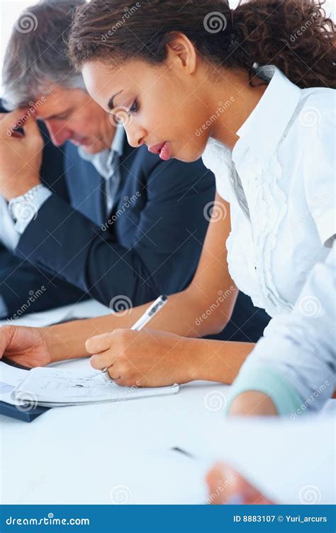 grupo de executivos  escrevem  livro imagem de stock imagem de
