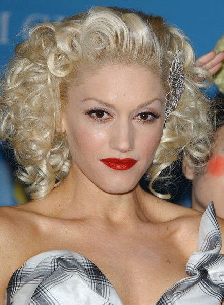 Gwen Stefani Hair Pin | Gwen stefani hair, Hair styles, Bridal hair pieces