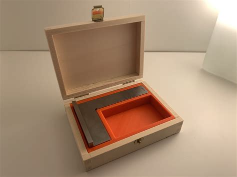 Carpenters discuss the durability of the modern machinist square design 26