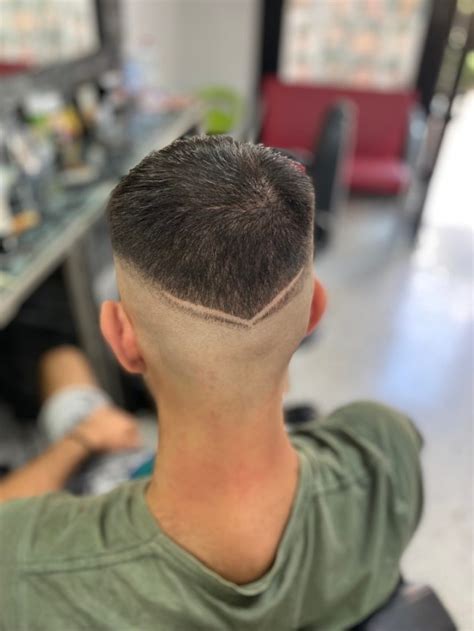 Risco No Cabelo Em V - Risco no cabelo para 2024: Estilos e Tendências