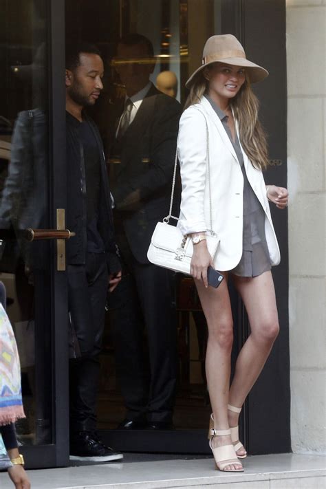 Photo : John Legend et sa femme Chrissy Teigen font du shopping à Paris