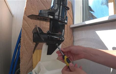 Как менять масло в редукторе лодочного мотора? - BoatProfi