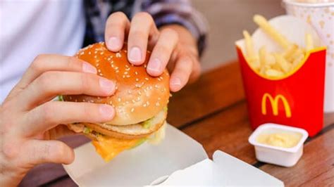 "Макдональдс" в Израиле начнет бесплатно выдавать бутылки воды большего ...