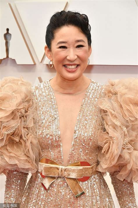 亚裔“视后”吴珊卓亮相奥斯卡 身穿金色战袍气场全开_凤凰网
