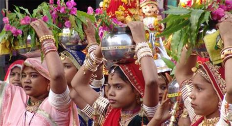 Music and dance in Madhya Pradesh- Phulpati Dance - Holiday Landmark