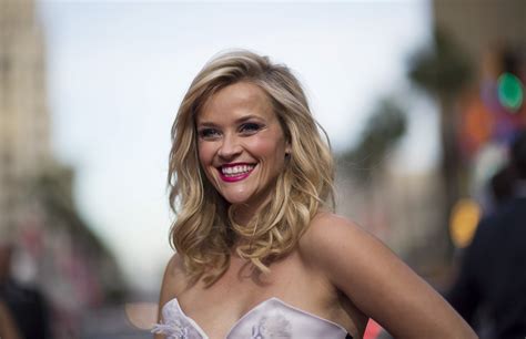 Reese Witherspoon slips back into 'Legally Blonde' bikini and proves