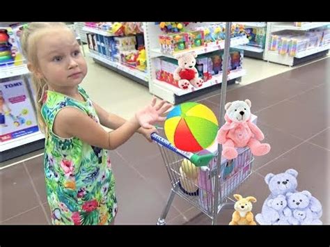Алиса покупает ПОДАРОК на ДЕНЬ РОЖДЕНИЯ ! - YouTube