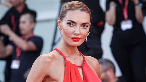 Алина Байкова появилась на Венецианском кинофестивале в коралловом ...