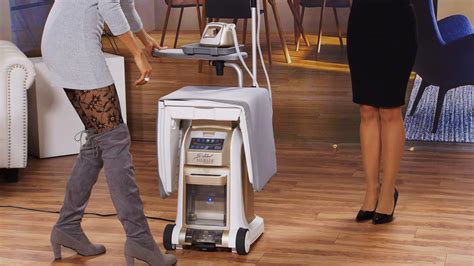 cap-Katie-Steiner-legt-ihre-F-e-hoch-beim-saugen-Bei-PEARL-TV-Oktober