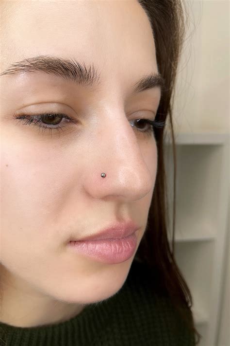 Прокол крыла носа в Москве - цена на пирсинг пазух носа | «Piercing.Wiki»