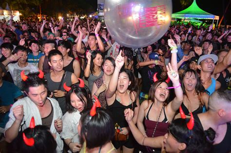 SILOSO BEACH PARTY Welcomes 2013 With 19,000 Party Revellers ~ Huney'Z ...