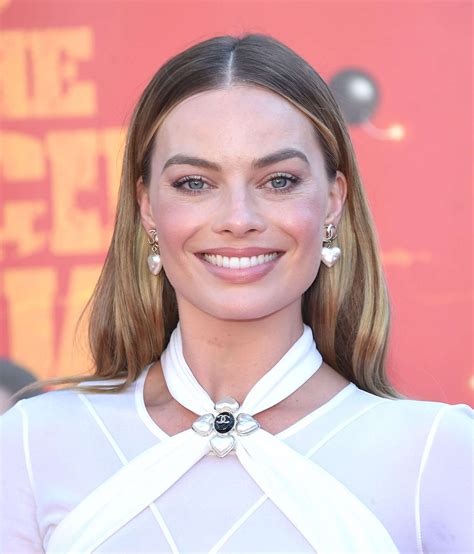 Margot Robbie Admits She's a 'Love Island UK' Superfan | PEOPLE.com