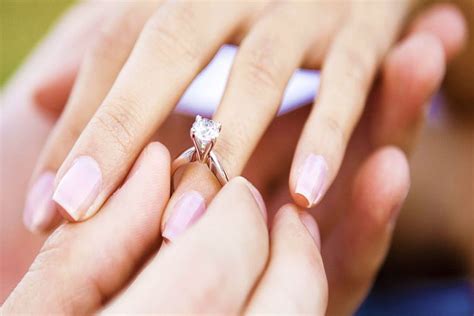 How to Measure the Ring Size for a Surprise Proposal?