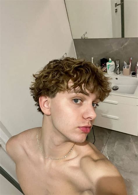 Wavy Hairstyle | Messy Haircut | Wavy hair men, Surfer hair, Men blonde ...